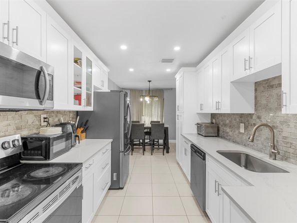 3811 NW 28th St, Lauderdale Lakes FL 33311