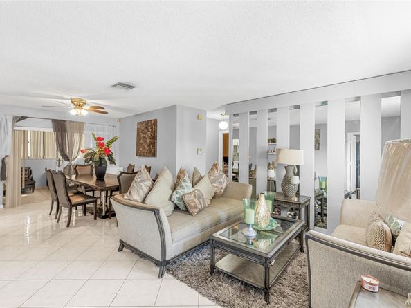 3811 NW 28th St, Lauderdale Lakes FL 33311