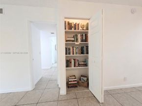 310 Lakeview Drive 105, Weston FL 33326