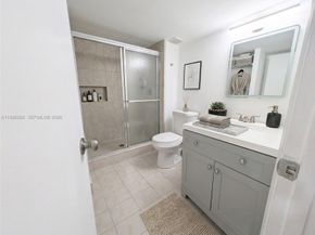 310 Lakeview Drive 105, Weston FL 33326