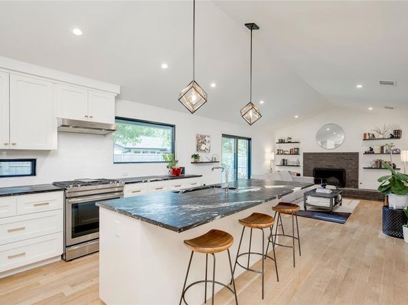 2111 Teakwood DR, Austin TX 78757