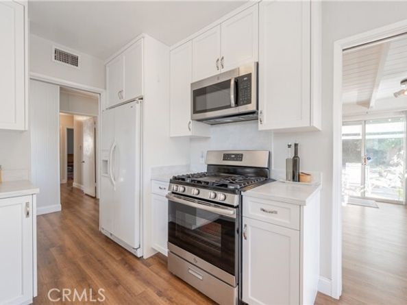 15815 Bassett Street, Los Angeles CA 91406