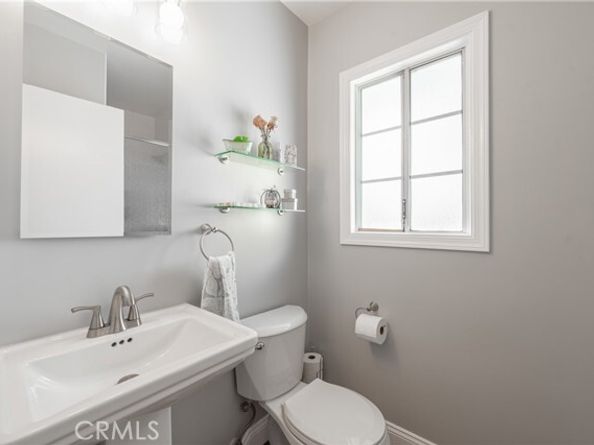 15815 Bassett Street, Los Angeles CA 91406