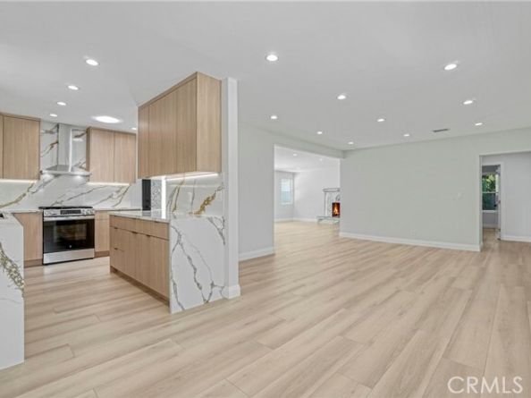19120 Bessemer Street, Tarzana (los Angeles) CA 91335