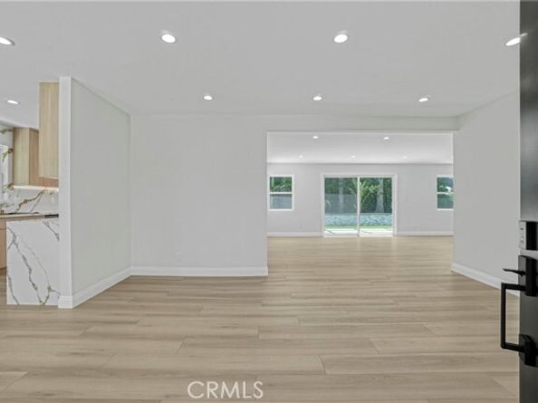 19120 Bessemer Street, Tarzana (los Angeles) CA 91335