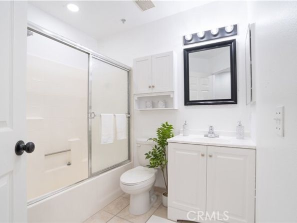 13801 Oxnard Street 202, Van Nuys (los Angeles) CA 91401