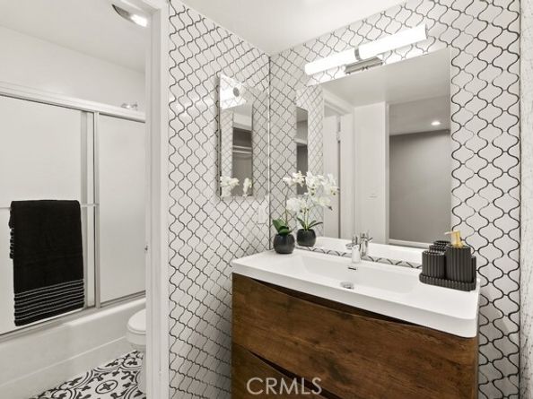 18620 Hatteras Street 223, Tarzana (los Angeles) CA 91356