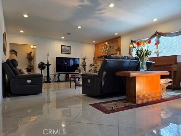 15901 Lassen Street, North Hills (los Angeles) CA 91343