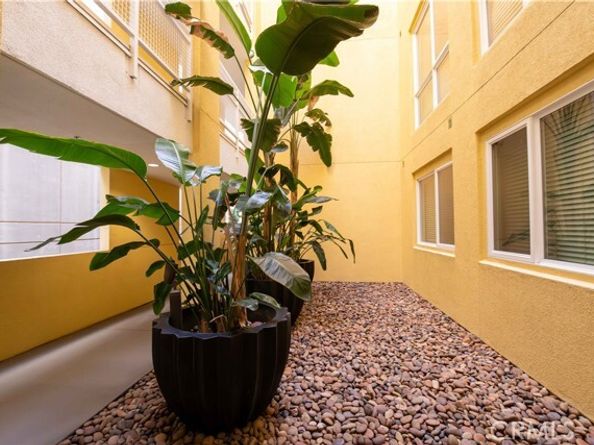 21301 Erwin Street 237, Woodland Hills (los Angeles) CA 91367