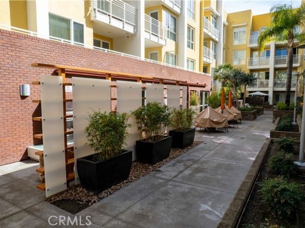 21301 Erwin Street 237, Woodland Hills (los Angeles) CA 91367