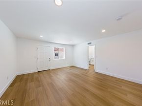 22016 Schoolcraft Street, Canoga Park (los Angeles) CA 91303