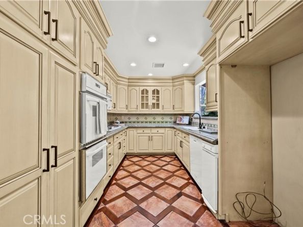 10132 Wish Avenue, Northridge (los Angeles) CA 91325