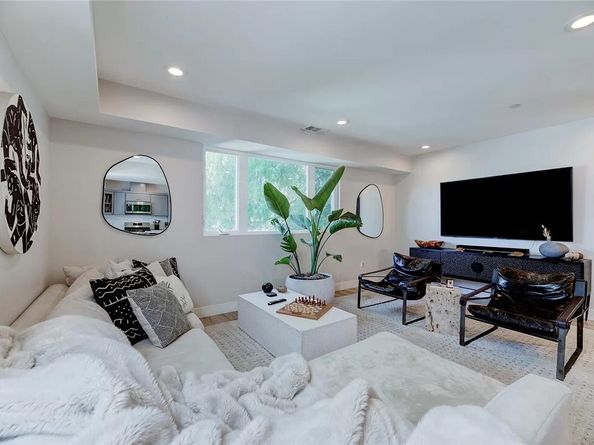 2151 S West View Street, Los Angeles CA 90016