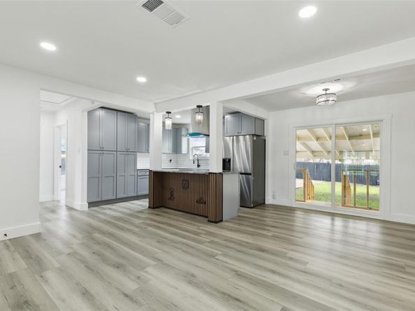 2120  Tisinger Avenue , Dallas Texas 75228