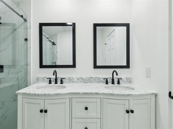 2120  Tisinger Avenue , Dallas Texas 75228