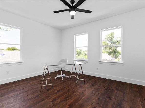 1104 E Annie Street , Fort Worth Texas 76104