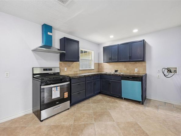 821  Travis Street , Garland Texas 75040