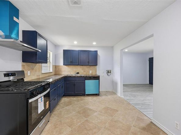 821  Travis Street , Garland Texas 75040