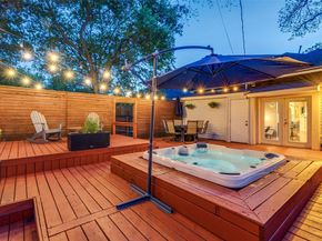 340 S Edgefield Avenue , Dallas Texas 75208