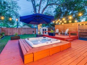 340 S Edgefield Avenue , Dallas Texas 75208