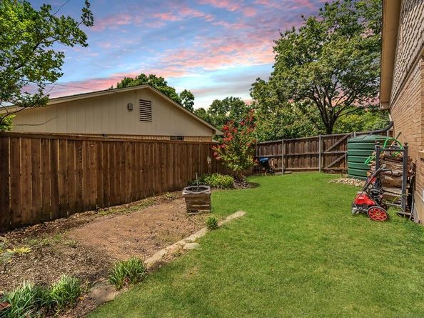 1718  Millmar Circle , Dallas Texas 75228