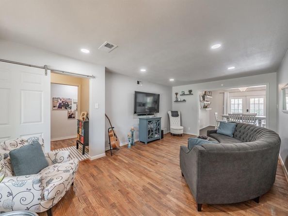 1718  Millmar Circle , Dallas Texas 75228