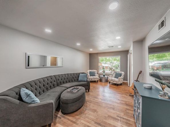 1718  Millmar Circle , Dallas Texas 75228