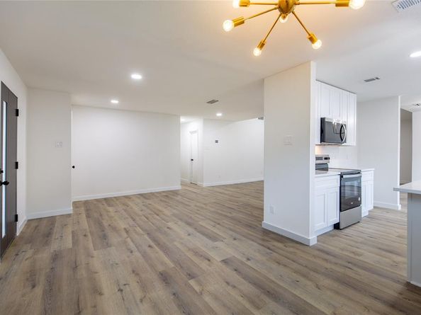 725  Middle Glen Drive , Garland Texas 75043