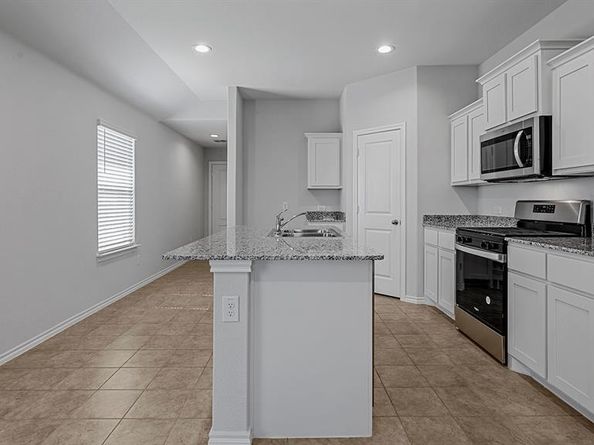 528  SHADED GROVE Drive , Denton Texas 76259