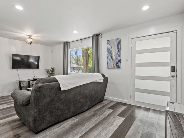 1935  Nomas Street , Dallas Texas 75212