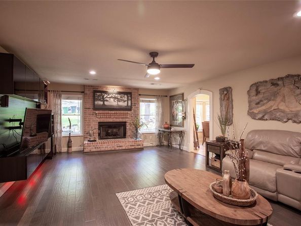 1806  Old Oak Drive , Arlington Texas 76012