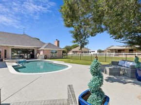 800  Round Hill Road , Fort Worth Texas 76131