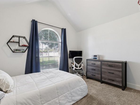 800  Round Hill Road , Fort Worth Texas 76131