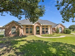 800  Round Hill Road , Fort Worth Texas 76131