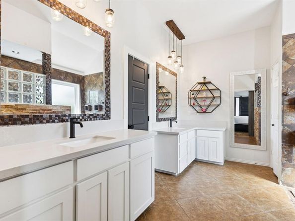 800  Round Hill Road , Fort Worth Texas 76131