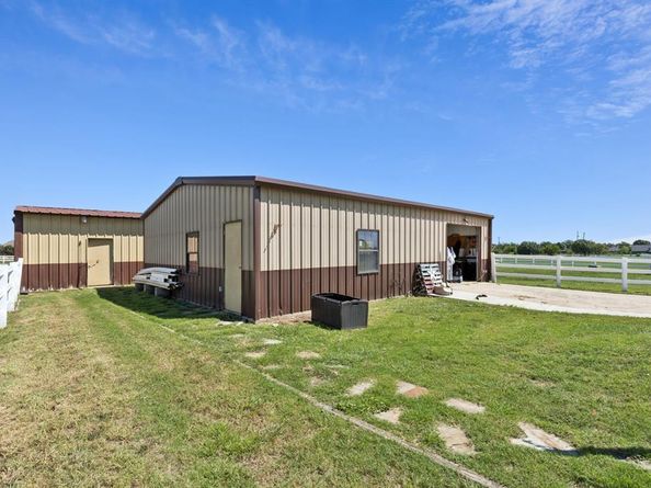 800  Round Hill Road , Fort Worth Texas 76131