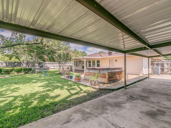 5828  Westcrest Drive W, Edgecliff Village Texas 76134