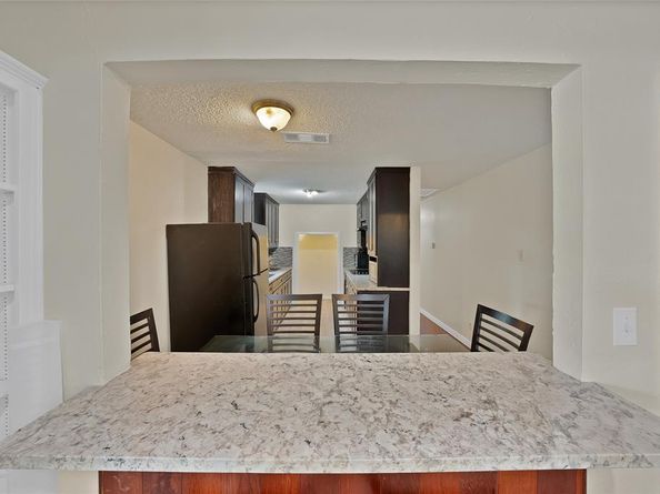 922 W Wintergreen Road , Lancaster Texas 75134