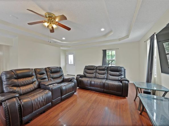 922 W Wintergreen Road , Lancaster Texas 75134