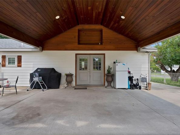 922 W Wintergreen Road , Lancaster Texas 75134