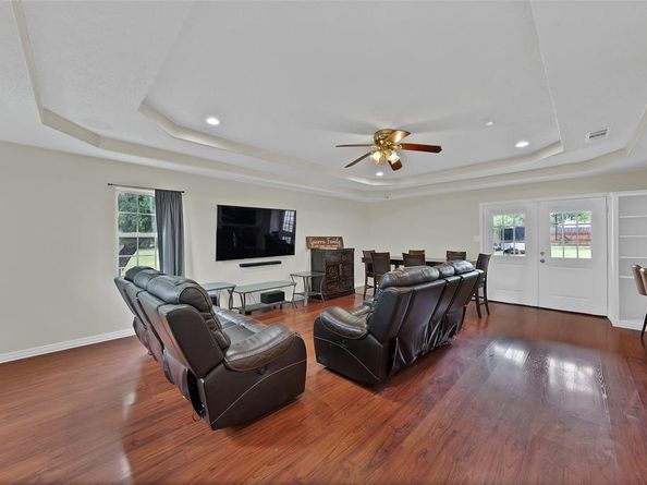922 W Wintergreen Road , Lancaster Texas 75134