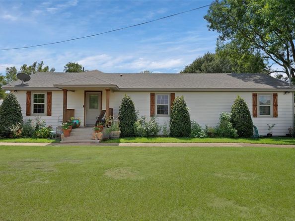 922 W Wintergreen Road , Lancaster Texas 75134