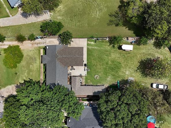 922 W Wintergreen Road , Lancaster Texas 75134