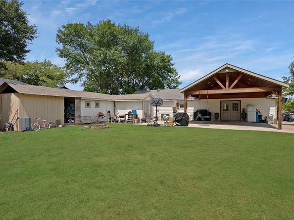 922 W Wintergreen Road , Lancaster Texas 75134