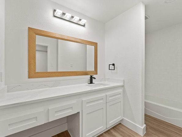 735  Oakwood Trail , Fort Worth Texas 76112