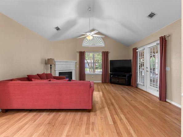 1023  Bridges Drive , Arlington Texas 76012