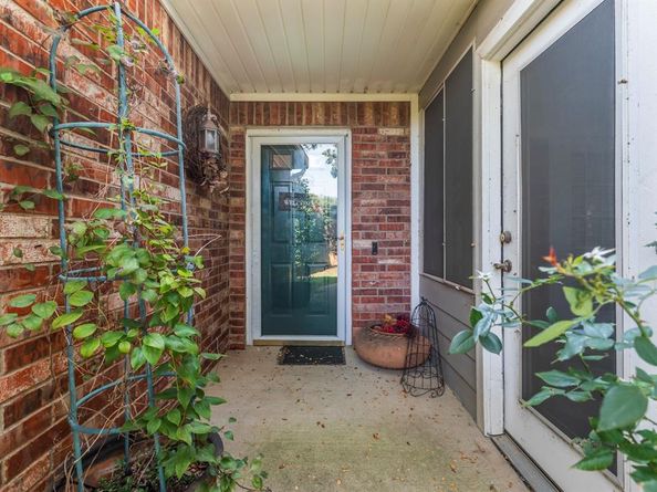 1023  Bridges Drive , Arlington Texas 76012