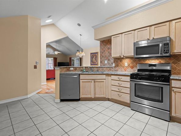 1023  Bridges Drive , Arlington Texas 76012