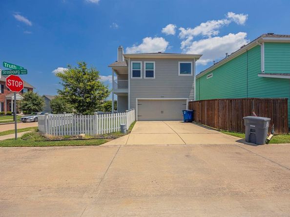 3602  Strasbourg Mews , Dallas Texas 75236