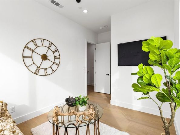 604 N Ewing Avenue  105, Dallas Texas 75203
